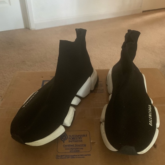 Balenciaga Trainer Shoes. Size 7. Scuffs on back of one shoe. Fair condition - Picture 3 of 7